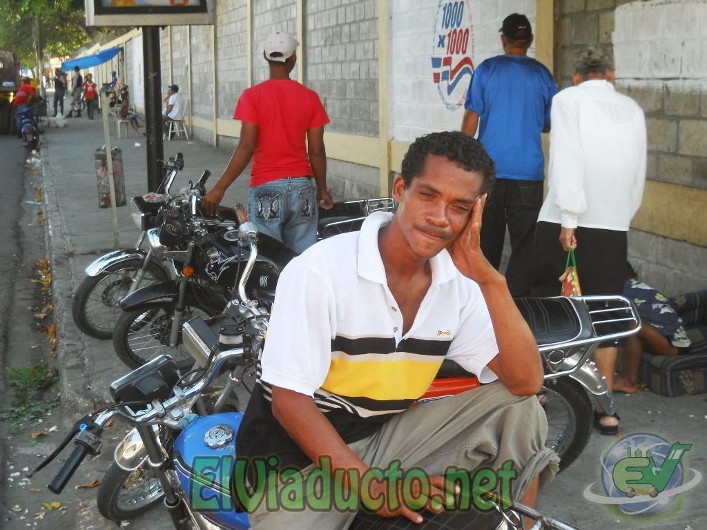 Un Motoconcho de la parada de la esquina de la Escuela Andrés Bello de Moca